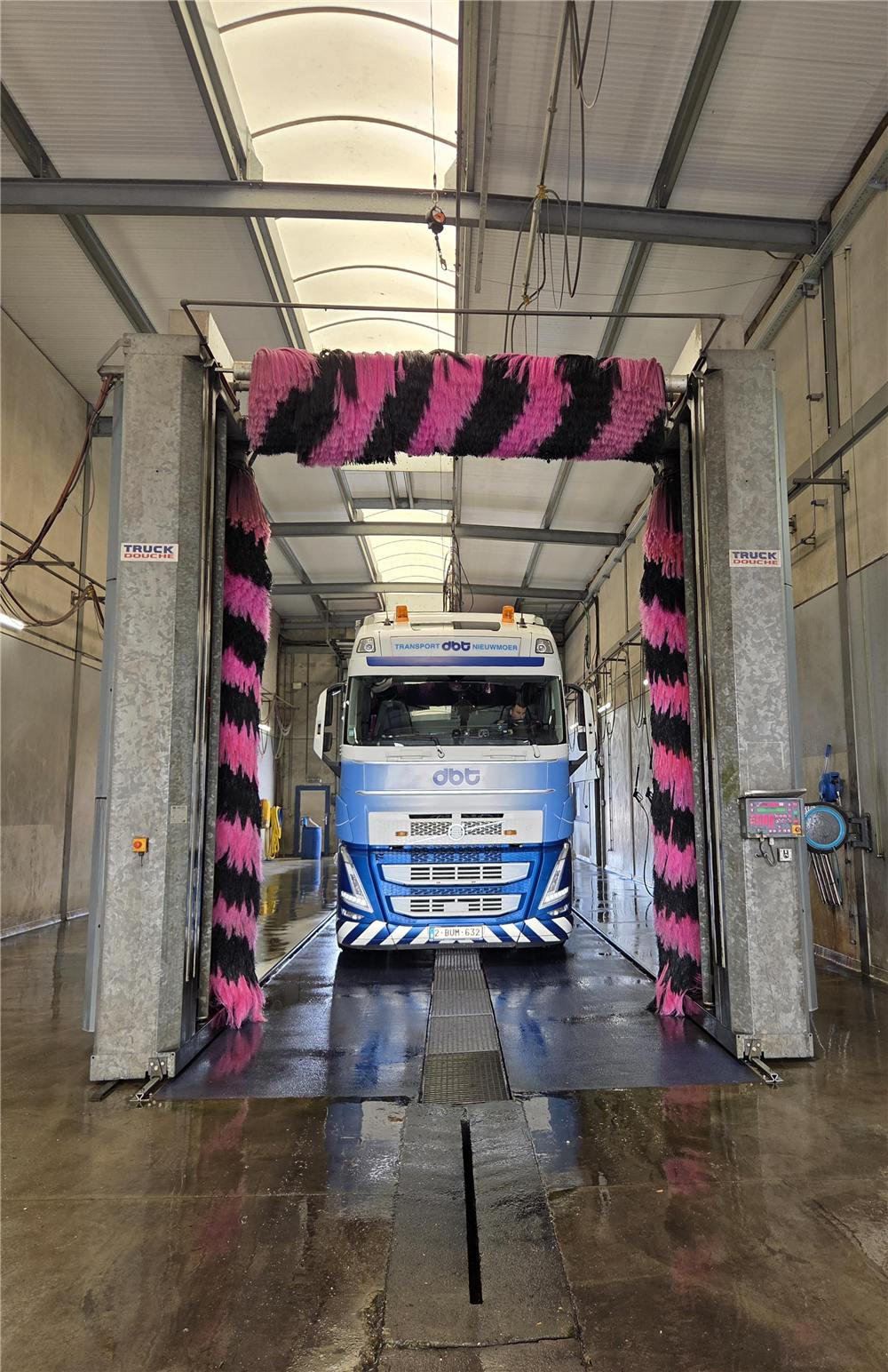 Truck in the Truckdouche wash on site